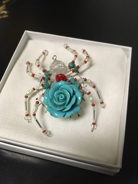 Chip Bead Earrings, Broach Display Ideas, Insect Jewelry Diy, Bead Projects Ideas, Wire Insects, Bead Spiders, Bead Bugs, Beaded Insects, Spider Ornaments