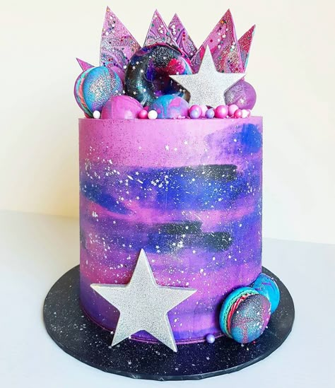 Galaxy cake 🌌 This was a 6 layer 7 inch cake which I rarely make (usually 6 or 8 inch), but was the perfect size for about 30 kids and 20 adults. Still a bit left over for my breakfast too 😜 Galaxy Cakes, 7 Inch Cake, Galaxy Birthday, Galaxy Party, Galaxy Cake, Pastel Cupcakes, Space Birthday, Sweet 15, Pumpkin Cake