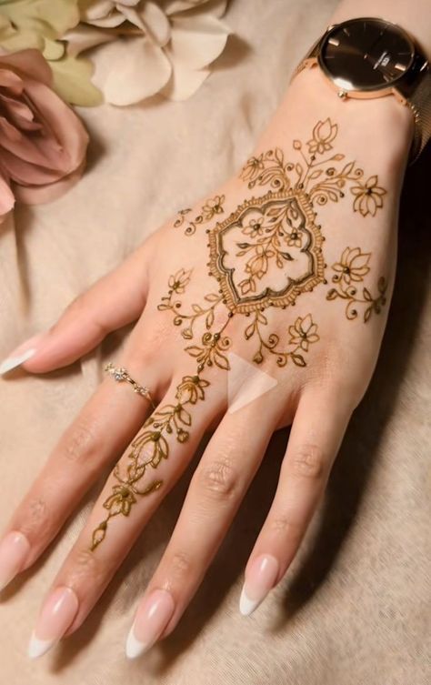 Trending Summer Nails, Henna Kit, Unique Henna, Henna Nails, Henna Inspired Tattoos, Tato Henna, Finger Henna Designs, Henna Tattoo Hand, Henna Tattoo Designs Hand