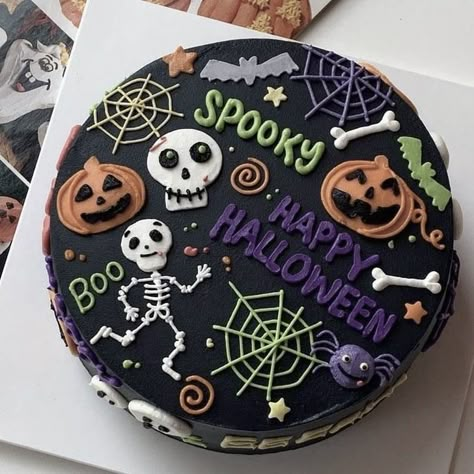 Halloween Cake Design, Cute Halloween Cakes, Pasteles Halloween, Spooky Cake, Postres Halloween, Halloween 1st Birthdays, Halloween Birthday Cakes, Ghost Cake, Halloween Cake Decorating