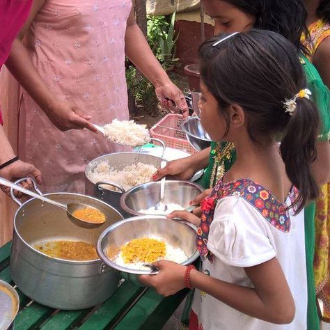 Giving Food To Poor People Photography, Helping People Photos, Hunger Poverty, Poor Food, India Recipes, Food Poverty, Helping Needy, Feeding Program, World Food Programme