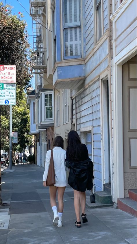 summer city outfit in leather jacket and shorts Sf Picture Ideas, Bernal Heights San Francisco, San Francisco Lifestyle, Sanfransico California Aesthetic, San Francisco Aesthetic Girl, San Francisco Picture Ideas, San Francisco Aesthetic Outfits, San Francisco Aesthetic, San Francisco Pictures