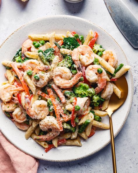 This shrimp primavera is packed with fresh veggies and juicy shrimp, all tossed in a light and delicious sauce! Ready in 30 minutes, it's a fun and flavorful weeknight dinner idea. #shrimp #shrimppasta #shrimprecipe #easydinner #dinnerideas #dinnerrecipe #dinnerrecipes #easydinnerideas Spring Shrimp Recipes, Shrimp Primavera, Vegan Recipes Plant Based, Shrimp And Vegetables, Juicy Shrimp, Shrimp Dinner, Chicken And Shrimp, Pescatarian Recipes, Mediterranean Diet Recipes