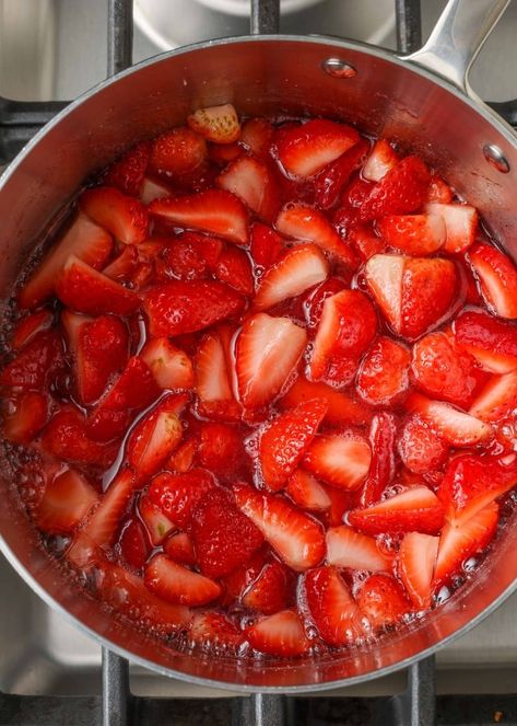 Strawberry Compote, Fruit Compote, Strawberry Sauce, Dessert Toppings, Strawberry Fruit, Strawberry Recipes, Salted Caramel, Stew, Strawberries