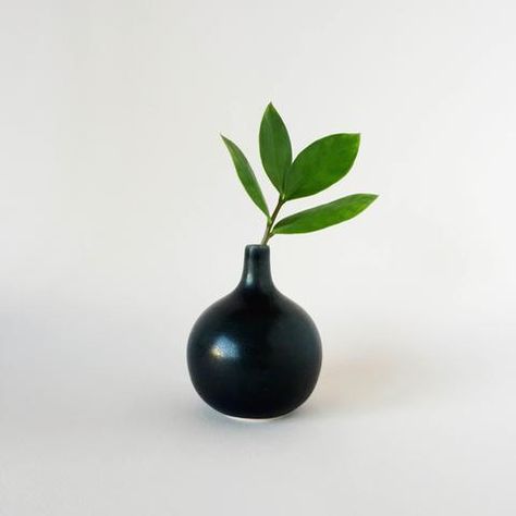 Bulb Bud Vase (Black) Making Books, Bulb Vase, Vase Black, Scandinavian Ceramic, Simple Object, Vase Handmade, Pottery Tools, Memphis Tennessee, Single Rose