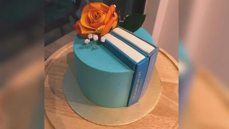 Cakes For Book Lovers, Cake For Book Lover, Book Cake Ideas Birthday, Book Themed Cake, Book Birthday Cake, Library Cake, 28th Birthday Cake, Company Cake, 28 Birthday