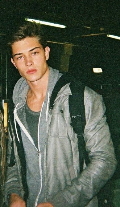 Strong Jawline, College Guys, Great Haircuts, Francisco Lachowski, Bad Boy Aesthetic, Male Models, How To Look Better, The Story, Wattpad