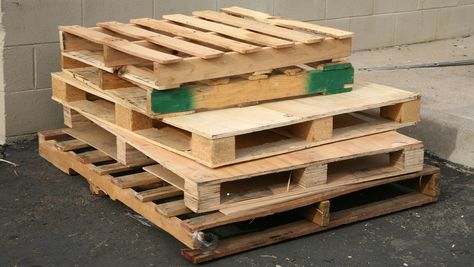 Pallet Firewood Storage, Diy Outdoor Coffee Table, Firewood Rack, Firewood Storage, Outdoor Coffee Table, Wood Rack, Backyard Furniture, Pallet Creations, Pallet Outdoor