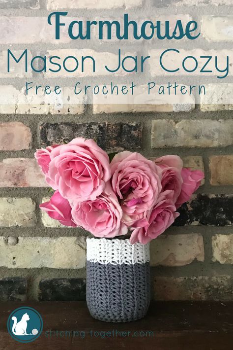 Spruce up those mason jars with this adorable crochet mason jar cozy. Perfect for adding a farmhouse touch to your home décor or use as a cozy to keep your drinks cool. This is a super easy crochet pattern you can finish in an hour. Crochet Mason Jar, Homemade Vase, Mason Jar Cozy, Cozy Diy, Chalk Paint Mason Jars, Mason Jar Flowers, Wine Bottle Diy Crafts, Cozy Crochet, Mason Jar Crafts Diy