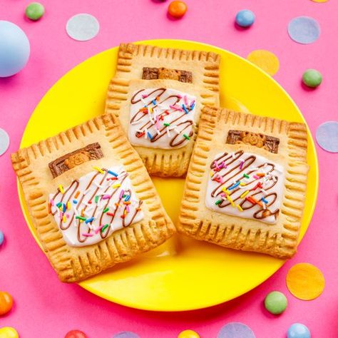 Recipe for 4 people. Difficulty: - Catch some z's with these adorable cookies 😴🐻💕 Strawberry Pop Tarts, Homemade Pop Tarts, Strawberry Pop, Strawberry Pop Tart, Cinnamon Icing, Easy Bake Oven, Pink Food Coloring, Healthy Strawberry, Fried Apples