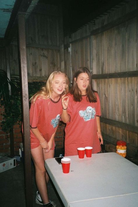 Party Film Photos, Adam Sandler Costume, Beer Pong Costume, Beer Halloween Costumes, Super Easy Halloween Costumes, Up Halloween Costumes, Eighteenth Birthday, Pretty Halloween Costumes, Duo Halloween Costumes