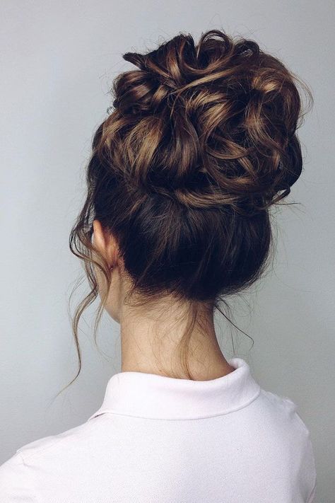 Pretty messy high updo hairstyle idea ,messy updo for medium hair,messy hairstyles for wedding #wedidnghair #hairstyle #upstyle #hairdos #updos #bridalhair #bridehair High Updo, Messy Wedding Hair, Messy Hair Updo, Trendy Wedding Hairstyles, Wedding Hair Inspiration, Penteado Cabelo Curto, Drop Dead, Wedding Hair And Makeup, Messy Hairstyles