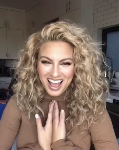 Loose Perm Before And After, Tori Kelly Hair, Long Hair Curls, Long Hair Curly, Long Hair Perm, Curly Hair Trends, Curly Hair Beauty, Hair Perm, Grey Curly Hair