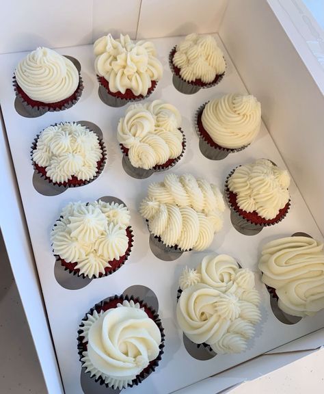 Cute Red Velvet Cupcakes, Red Cupcakes Aesthetic, Fancy Red Velvet Cupcakes, Decorated Red Velvet Cupcakes, Red Velvet Cupcake Design, Red Velvet Cupcakes Design, Red Velvet Birthday Cupcakes, Chocolate Cupcake Design, Red Velvet Cupcake Decorating Ideas