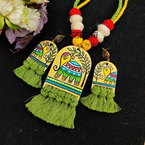 Madhubani Jewellery, Canvas Jewellery, Neck Pendant, Diy Earrings Materials, Diy Jewelry Set, Terracotta Jewellery Designs, Polymer Clay Embroidery, Diy Jewellery Designs, Hand Painted Necklace