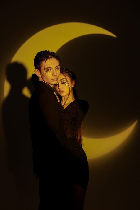 Professional Couple Photoshoot Black, Studio Photoshoot Props, Moon Photoshoot, Projector Photography, Korean Photography, Wedding Photoshoot Props, Couples Modeling, Studio Portrait Photography, Couple Poses Reference