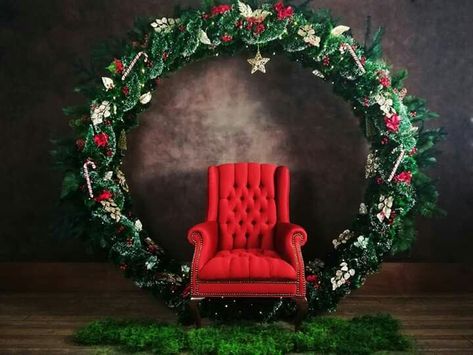 Xmas Photo Backdrop Ideas, Christmas Arch Photo Prop, Backdrop For Christmas Photos, Christmas Circle Arch Backdrop, Christmas Wreath Backdrop, Christmas Backdrops For Photos With Santa, Santa Photo Backdrop Ideas Diy, Santa Picture Backdrop Ideas, Christmas Photography Set Up