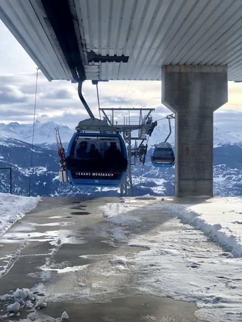 Crans Montana Switzerland, Rich Luxury Lifestyle, Girls Ski Trip, Ski Trip Aesthetic, Lodge Aesthetic, Saint Moritz, Crans Montana, Skiing Aesthetic, Resort Cabins