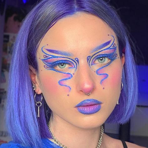 indigo’s Instagram photo: “i wanna get back into some sfx stuff but for now....graphic liners have my heart 🌀💙 - products: @danessa_myricks constellation glitters…” Graphic Liners, Maquillage Yeux Cut Crease, Face Art Makeup, Graphic Makeup, Rave Makeup, Unique Makeup, Eye Makeup Designs, Dope Makeup, Makijaż Smokey Eye