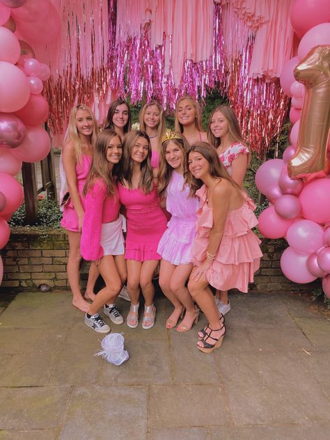 Pink Party Activities, Pink Out Bday Party, Backyard Pink Party, Pink Birthday Activities, Cute Grad Party Activities, Pink Birthday Party Activities, Teen Barbie Party, Sweet 16 Party Ideas Preppy, Pink Bday Party Ideas Preppy