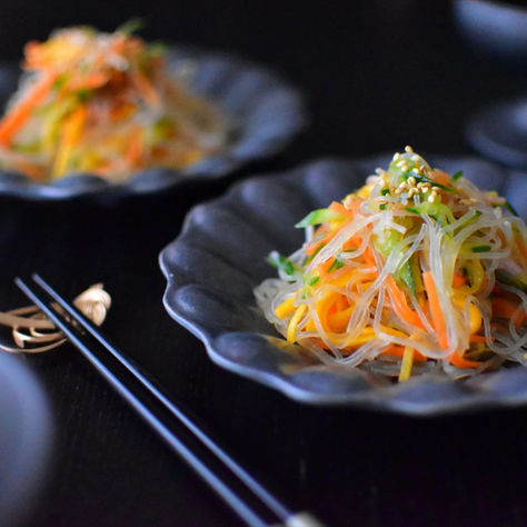 If you are familiar with Asian cuisines, you are likely to come across glass noodles. In this recipe, we are going to introduce Harusame Salad, one of the famous side dishes in Japan.  Glass noodles are versatile and can be used in various dishes, such as stir-fries, soups, and salads. The chewy and slippery texture is unique and pairs well with vegetables, meats, and seafood. They also pair well with various seasonings and absorb them while maintaining their texture. Japanese Glass Noodle Salad, Harusame Salad Recipe, Salad Japanese, Healthy Japanese Recipes, Glass Noodle Salad, Tonkatsu Sauce, Noodle Salad Recipes, Seaweed Snacks, Healthy Sweet Snacks