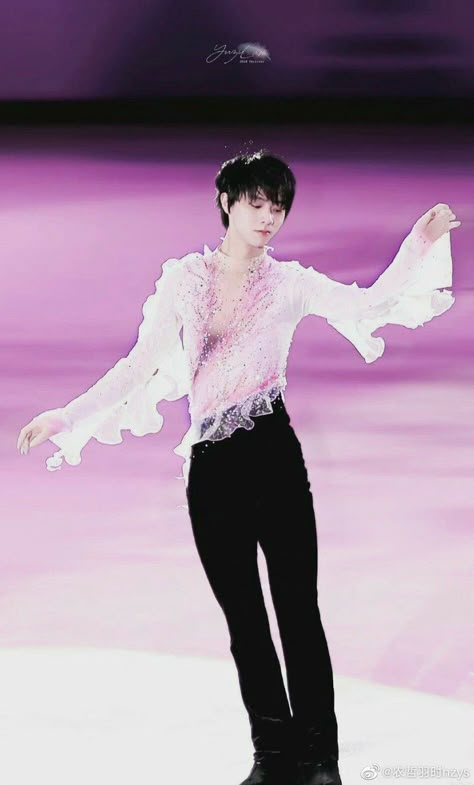 Skater Poses, Skater Guy, Male Figure Skaters, Figure Skating Outfits, Skating Aesthetic, Skater Outfits, Skating Outfits, Olympic Champion, Yuzuru Hanyu