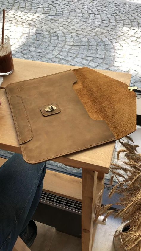 Macbook Leather Sleeve, Handmade Leather Bag Pattern, Scissors Case, Diy Leather Working, Leather Macbook Case, Leather Handbag Patterns, Leather Bag Tutorial, Leather Laptop Sleeve, Leather Working Patterns