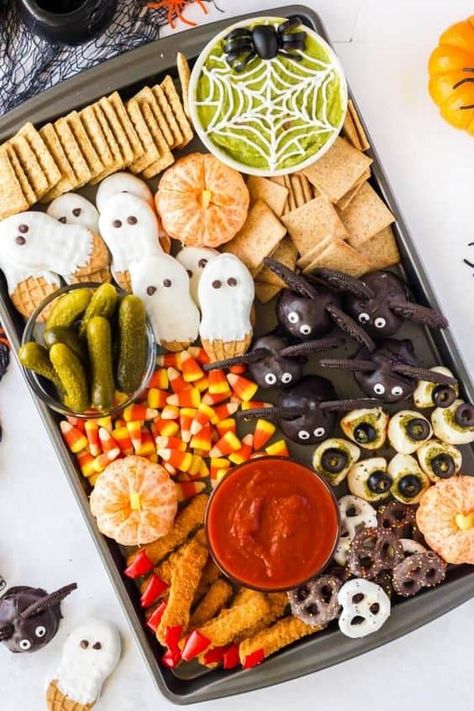 31 Spooky Halloween Charcuterie Boards - Lady Celebrations Halloween Snack Board, Halloween Cheese, Scary Halloween Food, Halloween Charcuterie Board, Fall Charcuterie, Halloween Appetizers Easy, Halloween Charcuterie, Kids Halloween Food, Snack Boards