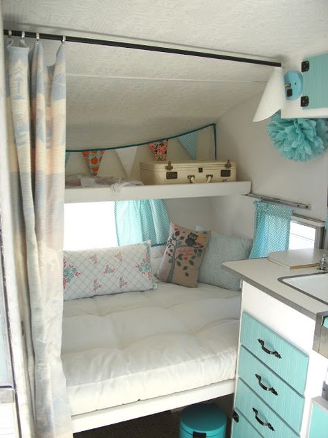 An Update on Maizy (My Little Vintage Trailer) - Interior Before and After - Little Vintage Cottage Caravan Vintage, Vintage Trailer Interior, Vintage Camper Interior, Kombi Motorhome, Camper Beds, Vintage Camper Remodel, Kombi Home, Trailer Interior, Rv Makeover