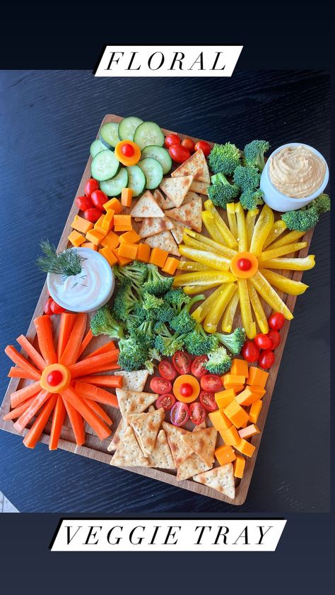 Instagram Floral Party Snacks, Groovy Veggie Tray, Decorative Veggie Platters, Veggie Tray For Bridal Party, Fancy Vegetable Tray, Salad Tray Ideas For Party, Veggie Tray Charcuterie Board, Vegetable Trays Veggie Platters, Summer Veggie Tray