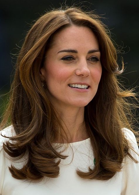 The Secret To Kate Middleton’s Glowing Skin | BEAUTY/crew Kate Middleton Makeup, Kate Middleton New Hair, Kate Middleton Hair, How To Draw Eyebrows, Princess Kate Middleton, Beauty Rituals, Glowing Skincare, Skin Care Steps, Soft Makeup