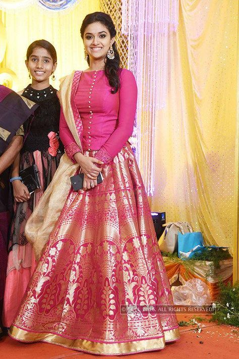 Revathy Suresh's wedding reception Photogallery - Times of India Long Blouse Designs, Lehenga Saree Design, Long Gown Design, Lehnga Dress, Gaun Fashion, Half Saree Designs, Long Gown Dress, Long Dress Design, Girls Frock Design