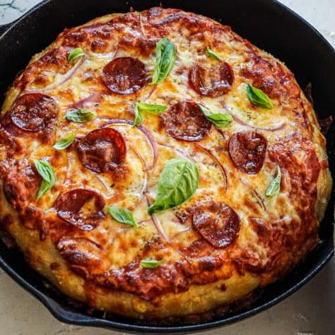 Skillet Pizza Recipe, Iron Skillet Pizza, Cast Iron Skillet Pizza, Baked Pizza, Cast Iron Pizza, Skillet Pizza, Cooking Pizza, Making Homemade Pizza, Grilled Pizza