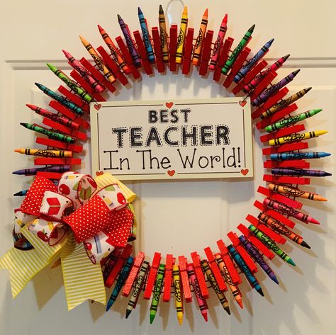 Custom made clothespin wreath! #teachergifts #clothespinwreath #teacherappreciationgifts #classroomdecor #crayonart Close Pin Wreath, Fall Clothespin Wreath, Christmas Clothespin Wreath, Clothespin Wreath Diy, Pencil Wreath, Crayon Wreath, Clothespin Diy Crafts, School Wreaths, Wooden Clothespin Crafts