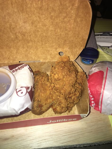 Jollibee Take Out, Jollibee Philippines, Jollibee Aesthetic, Jollibee Chicken Joy, Jollibee Food, Jollibee Chicken, Chicken Joy, Midnight Food, Food Pranks