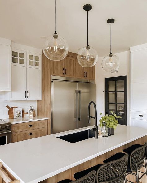 23 Charming Natural Wood Kitchen Cabinets Designs Natural Wood Kitchen Cabinets, Custom Wood Cabinets, Natural Wood Kitchen, Black White Kitchen, Farmhouse Aesthetic, Diy Kitchen Renovation, Wood Kitchen Cabinets, Kitchen Concepts, Family Kitchen