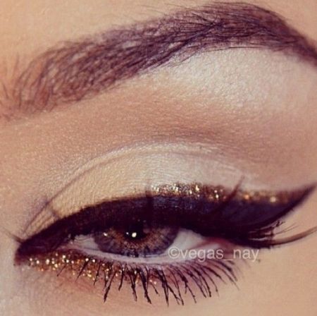 Voici 10 idées de maquillage pour sublimer vos yeux marrons ! Lequel… Eyeliner Glitter, Gold Eyeliner, Mekap Mata, New Years Eve Makeup, Smokey Eyeliner, Holiday Makeup Looks, Glitter Eye Makeup, Smink Inspiration, Glitter Eyeliner