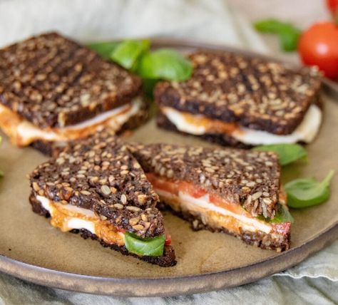 Rugbrødstoast med kylling og pesto - Sund toast - Mummum.dk Fedtforbrændende Mad, Panini Sandwich, Toast Sandwich, Sandwiches For Lunch, Camping Meals, Easy Breakfast, Baby Food Recipes, Pesto, Meal Planning