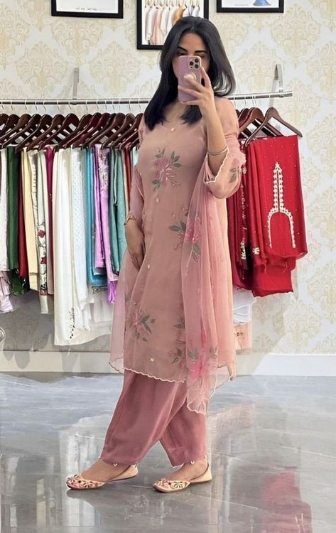 Beautiful Kurtis For Women, Suits For Women Pakistani Style, Pakistani Suit Salwar Design, Wedding Kurta For Women, Simple Suit For Wedding, Different Salwar Designs, Kurta Salwar Designs Women, Embroidery Designs For Suits Woman, Fancy Suits Designs Women