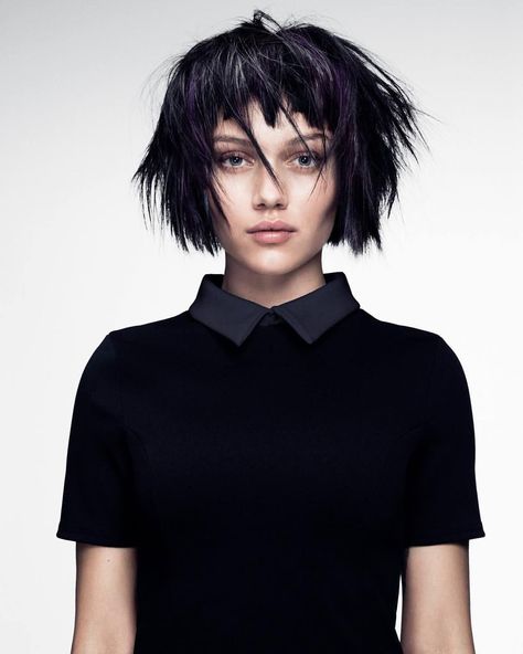 a portrait of a model with  messy haistyle Grunge Bob, Edgy Short Haircuts, Bob Haircut Ideas, Stacked Bob Hairstyles, Bangs Bob, Stacked Bob, Wavy Bob Hairstyles, Modern Haircuts, Hair Trend