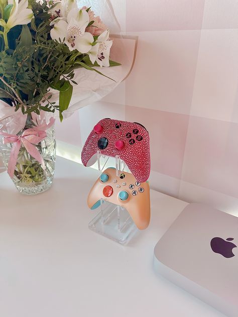 xBox Controller holder! Katarina Mogus, katamogz, enfliquecreative Controler Aesthetic, Cute Xbox Controller, Xbox Controller Aesthetic, Xbox Controller Holder, Xbox Aesthetic, Aesthetic Tech, Room Wishlist, Controller Holder, Gamer Room Decor