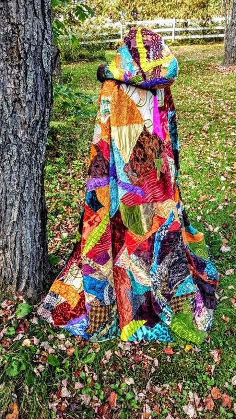 Inspiration for patchwork / crazy quilt cloak. Different fabrics and color combination, plus embroidery embellishment. Dnd Harpy, Patchwork Cloak, Patchwork Cape, Upcycled Quilt, Slow Clothing, Waste Clothing, Quilted Clothing, Patchwork Clothes, Quilt Coat