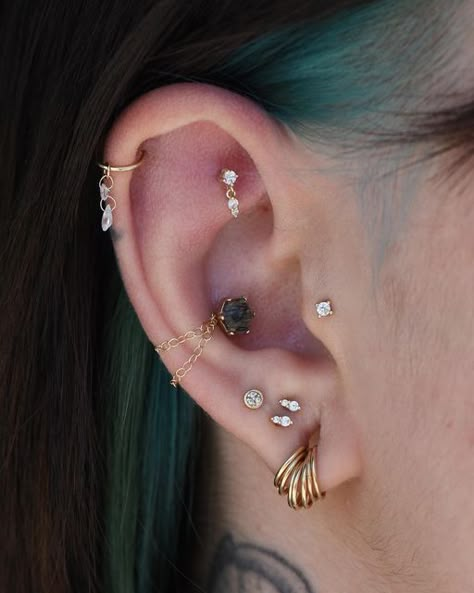 White Gemstones, Ear Curation, Conch Piercing Jewelry, Conch Jewelry, Earring Piercing, Curated Ear, Cool Ear Piercings, Pretty Ear Piercings, Cute Ear Piercings