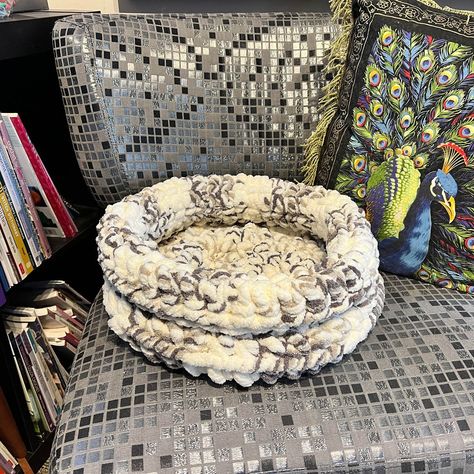 Based on an existing pattern with minor alterations, the Bold Thick Cat Nap Crochet Basket uses Bernat Blanket Big Bold yarn in the colour cream. I tend Crochet Cat Bed, Bernat Yarn, Yarn Basket, Crochet Crowd, Bernat Blanket, Cat Basket, Basket Uses, Basket Pattern, Crochet Basket Pattern