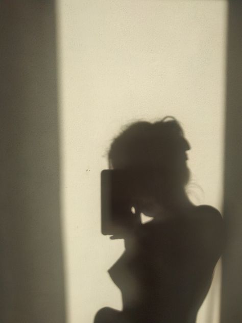 Scandalous Mirror Selfie, Budoir Photography No Face, Only Fan Pose Ideas No Face, Aesthetic Selfie Mirror, Mirror Pics No Face, No Face Body Pictures, Shadow Pics, Morning Aesthetics, Women Silhouette