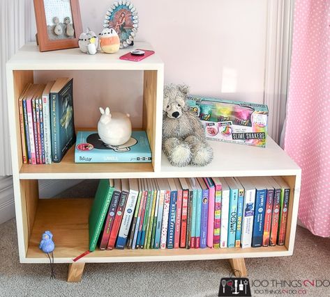 DIY your own small bookshelf / narrow side table in mid-century-modern style and use it in just about every room in your home. Perfect for nursery decor and storage, as a table next to the sofa or even as contemporary bar storage. DIY side table, DIY bookshelf Small Bookshelf Ideas, Mcm Side Table, Mid Century Modern Bookshelf, Diy Mid Century Modern, Mid Century Modern Side Table, Diy Mid Century, Diy Bookshelf, Mid Century Modern Nightstand, Diy Nursery Decor