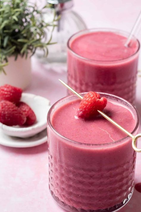 This tangy Raspberry Smoothie is made with only 4 simple ingredients you probably already have in your kitchen! Just add all the ingredients to your blender and enjoy! Rasberry Smoothie, Smoothie Recipes Easy, Raspberry Smoothie Recipes, Strawberry Pineapple Smoothie, Peanut Butter Hot Chocolate, Easy Banana Pudding, No Bake Banana Pudding, Banana Pudding Recipe, Homemade Pudding