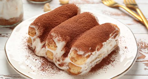 Tiramisù light senza uova e mascarpone con i biscotti plasmon, un dolce gustoso e con sole 170 calorie! Tiramisu Cake, Low Carb, Food And Drink, Diet, Ethnic Recipes, Quick Saves, Low Carb Recipes, Tiramisu