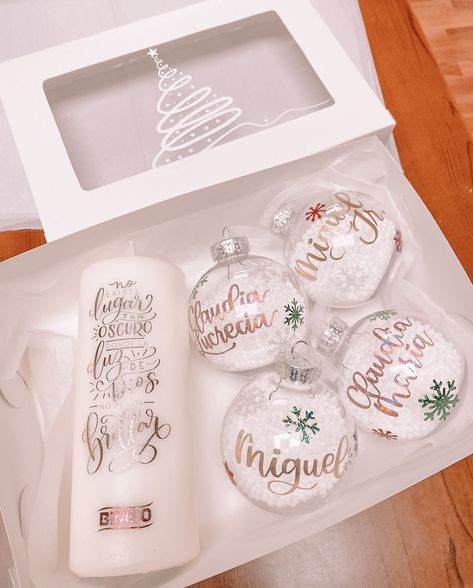 Christmas Circuit Projects, Christmas Gift Cricut Ideas, Circuit Christmas Ideas, Ideas Para Vender En Navidad, Cricut Projects Christmas, Christmas Treats Boxes, Christmas Wine Glasses, Idee Cricut, Giving Gifts