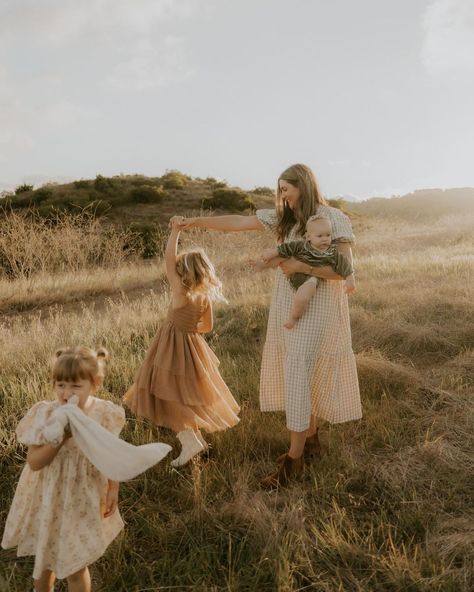 Flowy Pink Dress, Farm Family Pictures, Mom And Me Photos, Fall Photo Outfits, Being A Photographer, Moms Photography, Family Portrait Poses, Family Photo Pose, Lifestyle Photography Family